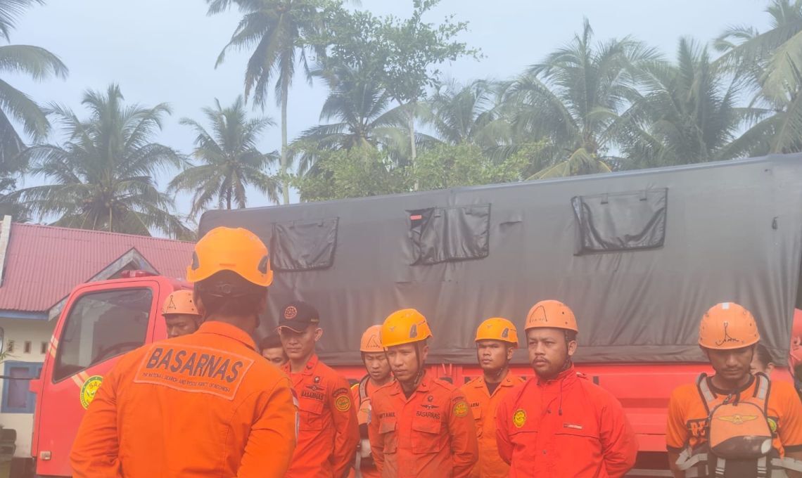 150 Orang Dikerahkan Untuk Mencari Korban Banjir Yang Hilang Di Pantai Selatan.