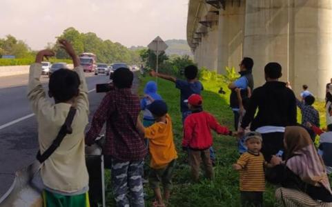 Om Telolet Om Marak Lagi, Di Cimahi Anak-Anak Abaikan Keselamatan