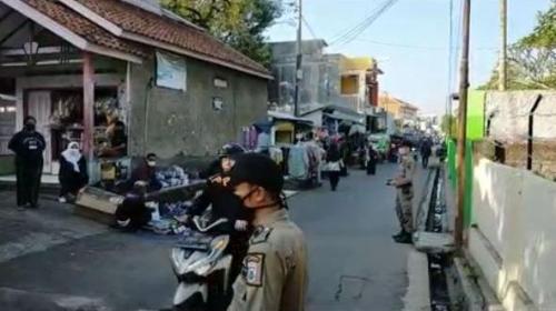 Tolak Tes Swab, Puluhan Pedagang Pasar Tumpah di Cimahi Dijemput Petugas