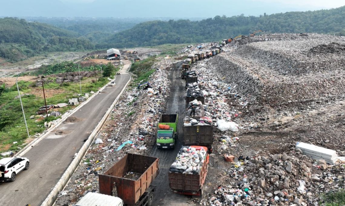 DLH Jawa Barat Menyebutkan Bahwa Sampah Bandung Raya Di TPA Salim Kuti Sudah Dikelola Dengan Baik.