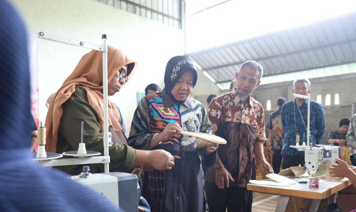 Kementerian Sosial Mendukung KPM Pena Dalam Pelatihan Pembuatan Sandal Hotel.