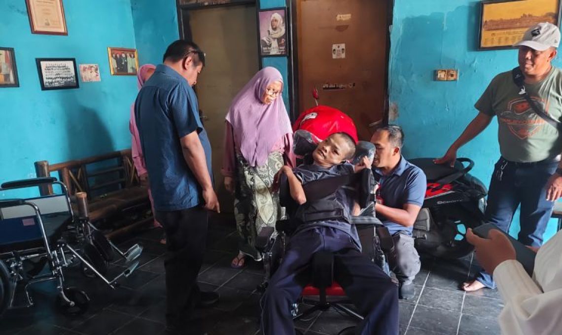 Kementerian Sosial Memberikan Layanan Fisioterapi Gratis Kepada Para Penyandang Disabilitas Di Bandung.