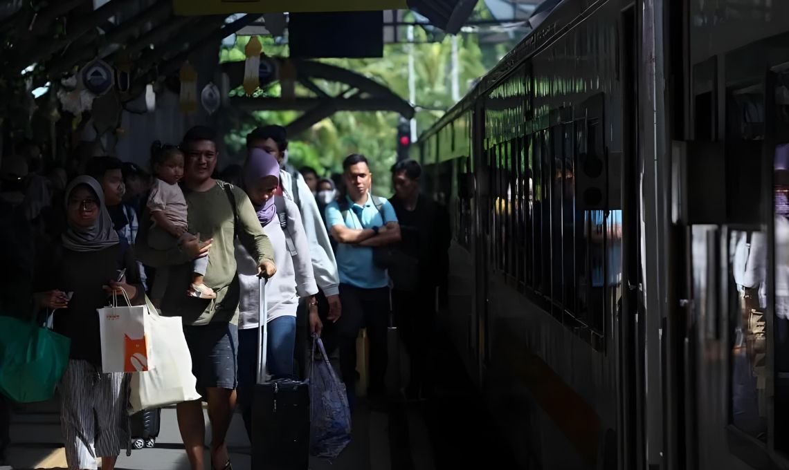 H+7 Lebaran, Stasiun KA Daop Surabaya Masih Dipadati Penumpang